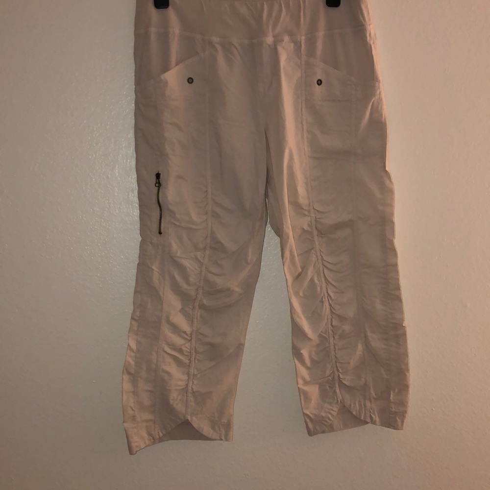 XCVI Capri leggins with pkts, grommets, zip pkt! Cream Sz L